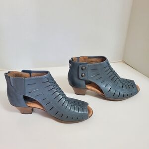Earth Leather Vicki Moroccan Blue Caged Sandals Heels, Size 6.5 M